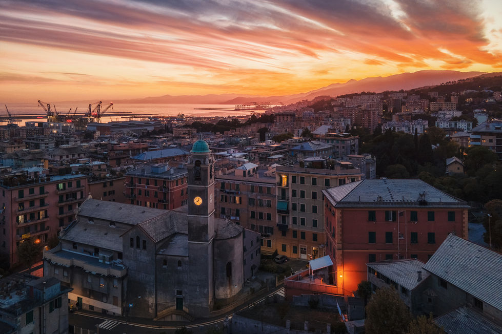 Veduta aerea di Genova al tramonto con il drone