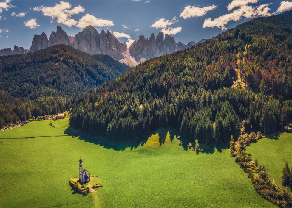 Veduta aerea della Chiesetta di San Giovanni in Ranui nelle Dolomiti.