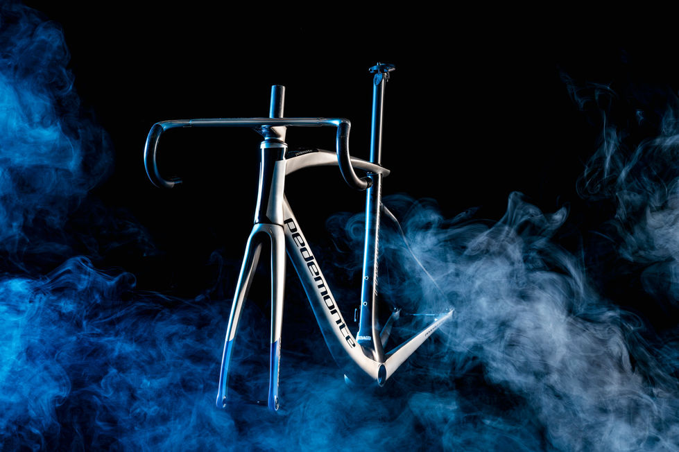 Telaio bici da corsa Dedacciai tra fumo blu e bianco