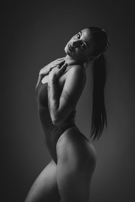 Ritratto in bianco e nero di una donna in body