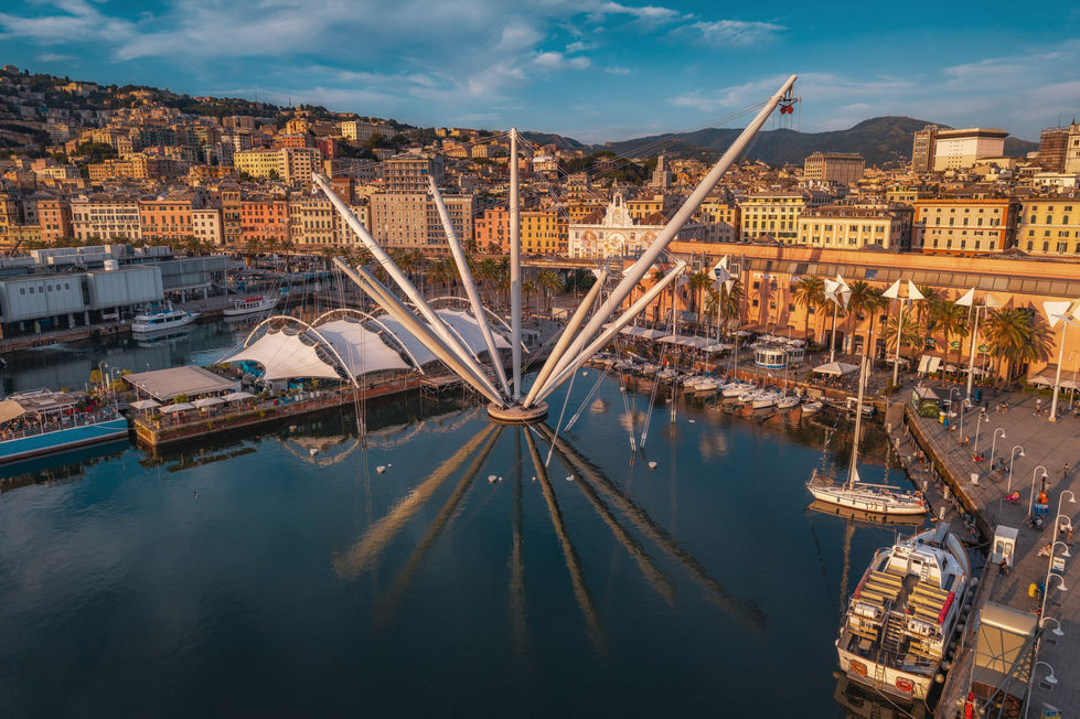 Veduta aerea dall'alto del Bigo nel Porto Antico di Genova
