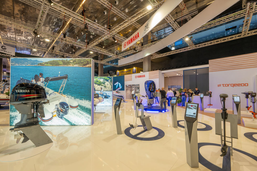 Stand espositivo Yamaha con motori nautici e grafiche marittime