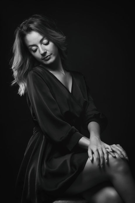 Ritratto in bianco e nero di donna in abito scuro.