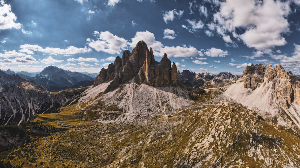 Veduta aerea con drone delle Tre Cime di Lavaredo