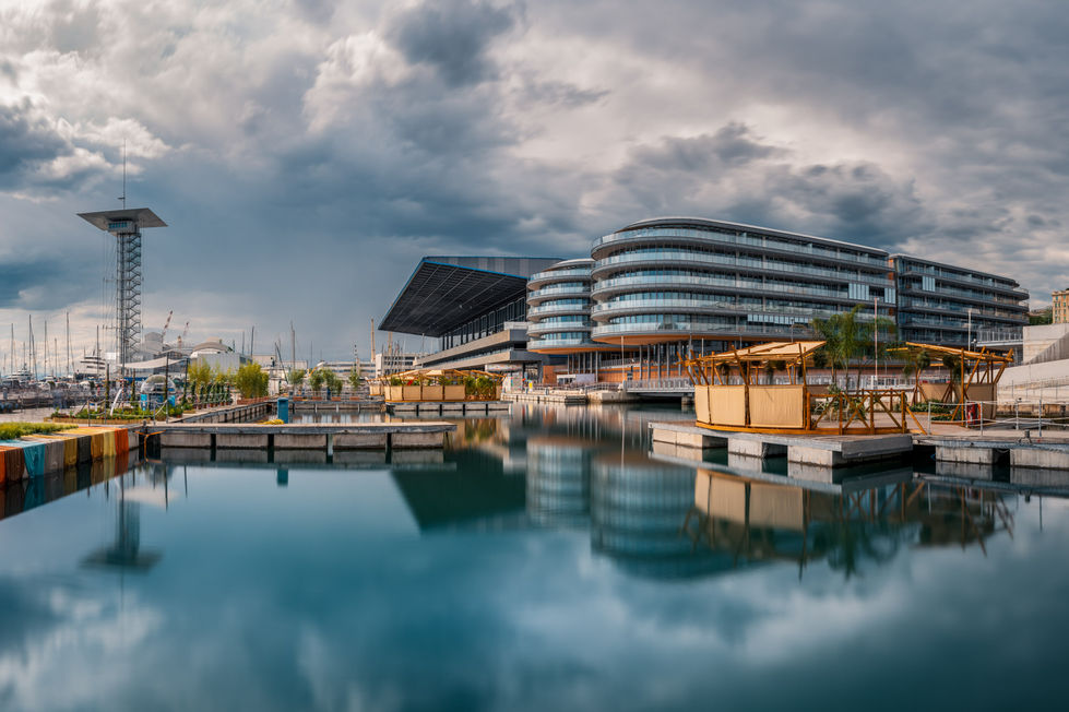 Veduta del Waterfront di Levante a Genova sotto un cielo nuvoloso.