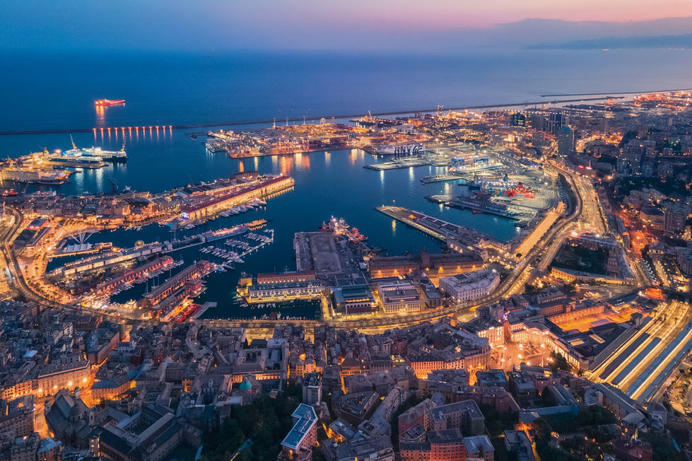 Veduta aerea notturna del porto di Genova illuminato