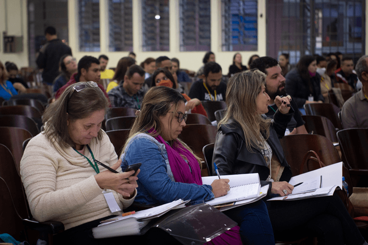 Auditório cheio em uma da turmas do projeto Gerdau Transforma