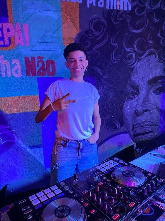 Primeiro evento em que Anati atuou profissionalmente como DJ, no Viaduto de  Madureira, ponto simbólico para cultura negra no Rio de Janeiro