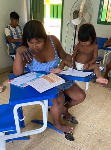 Mãe indígena com a filha durante uma das aulas do projeto: autonomia e apoio para quem precisa