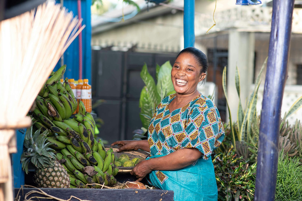 Feirante em Dar es Salam, na Tanzânia: empreendedorismo desempenha papel importante na economia local