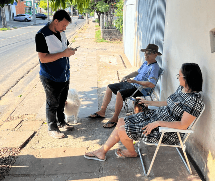 Pesquisador em campo no bairro Feitoria, São Leopoldo (RS)