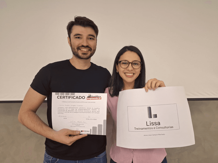 Anna Lissa, uma das alunas do projeto, recebendo seu certificado