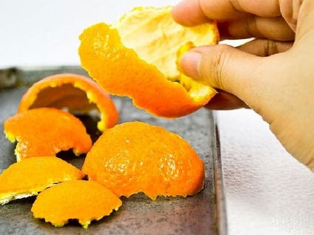 Vỏ quýt tươi cũng có khả năng khử mùi hôi của nhà bếp