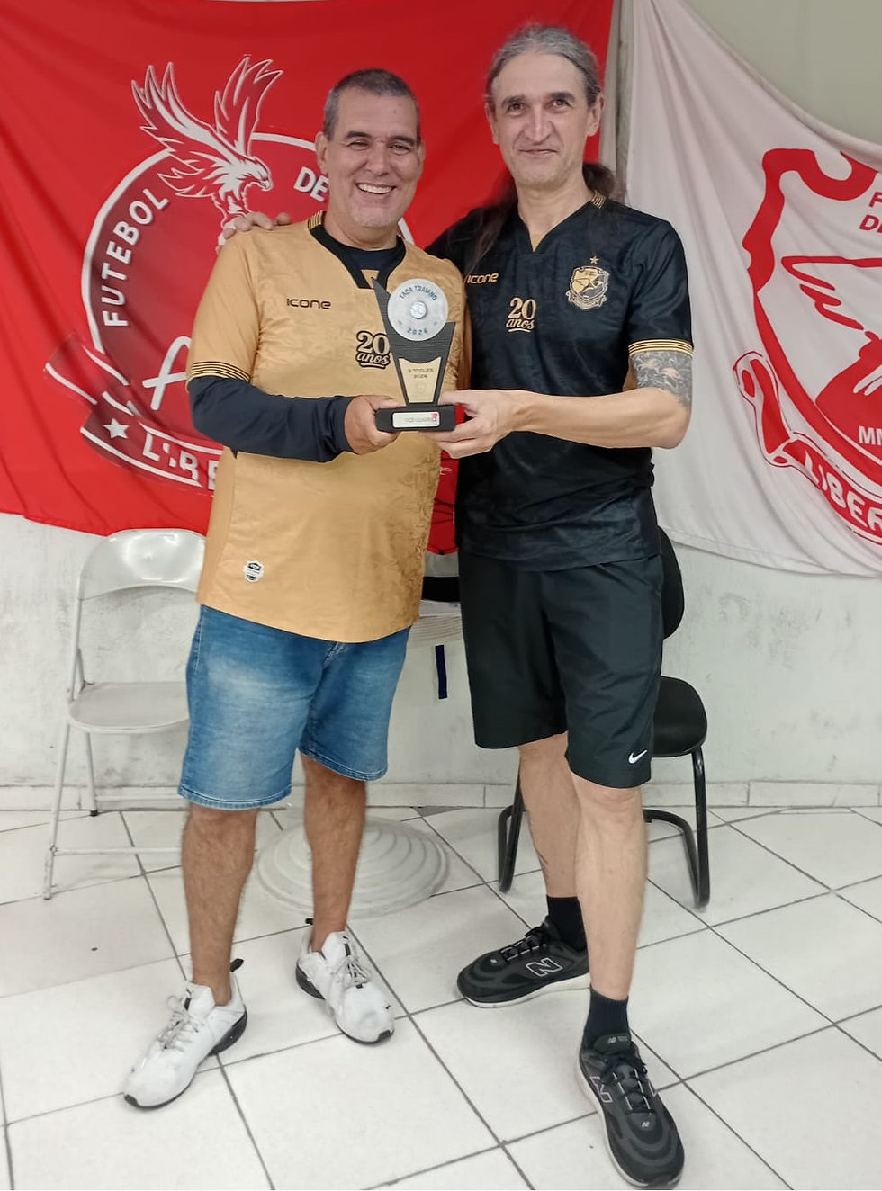 Rodrigo (Traiano) entrega o troféu de vice-campeão da 1a Divisão da Taça Traiano 2026 para Fabiano (Spartans).