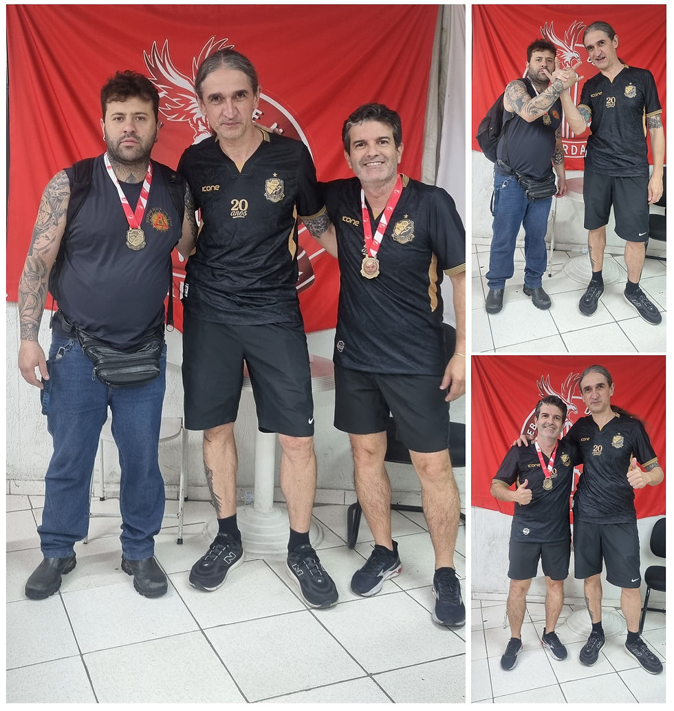 Rodrigo (Traiano) entrega as medalhas de campeão e vice-campeão da 2a Divisão da Taça Traiano 2026 para Vinícius (Chave do Sol) e Júnior (Falsa Imagem), respectivamente.