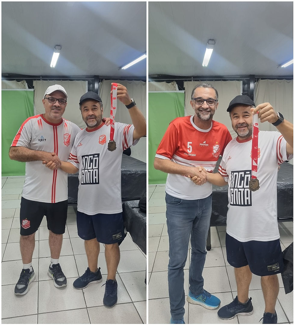 Foto de Edivaldo, técnico do Baredi, entreganado as medalhas de Campeão e de Vice-campeão da 2ª Divisão da Taça Baredi para Wendel e João Eduardo, respectivamente.