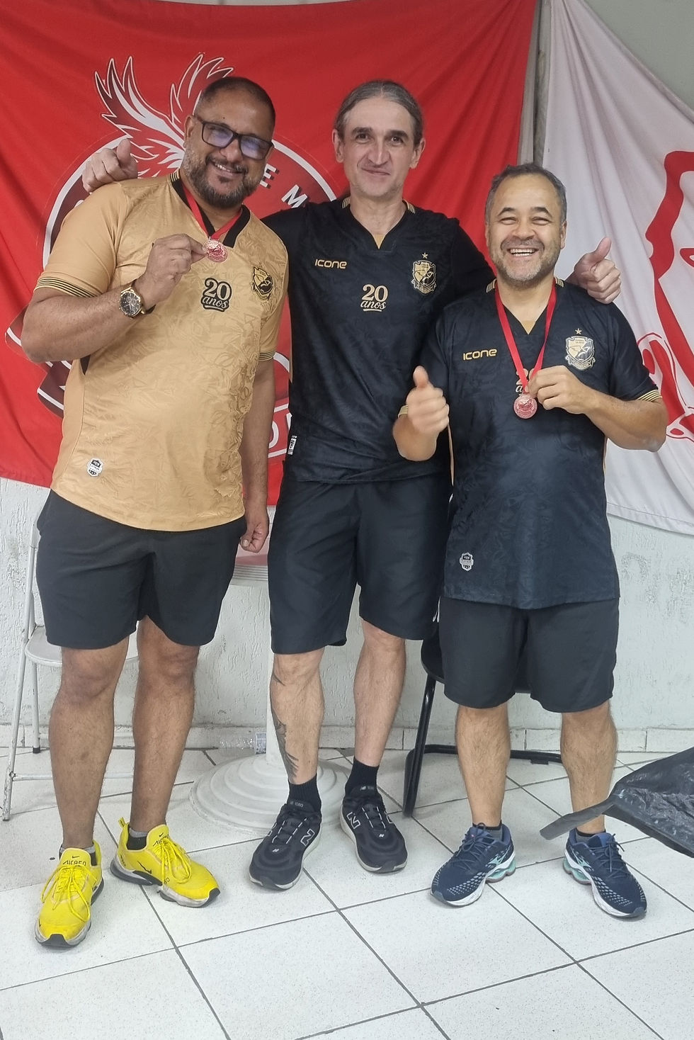 Rodrigo (Traiano) entrega as medalhas de campeão e vice-campeão da Série Cobre da Taça Traiano 2026 para Cláudio (Golaço) e Edivaldo(Baredi), respectivamente.
