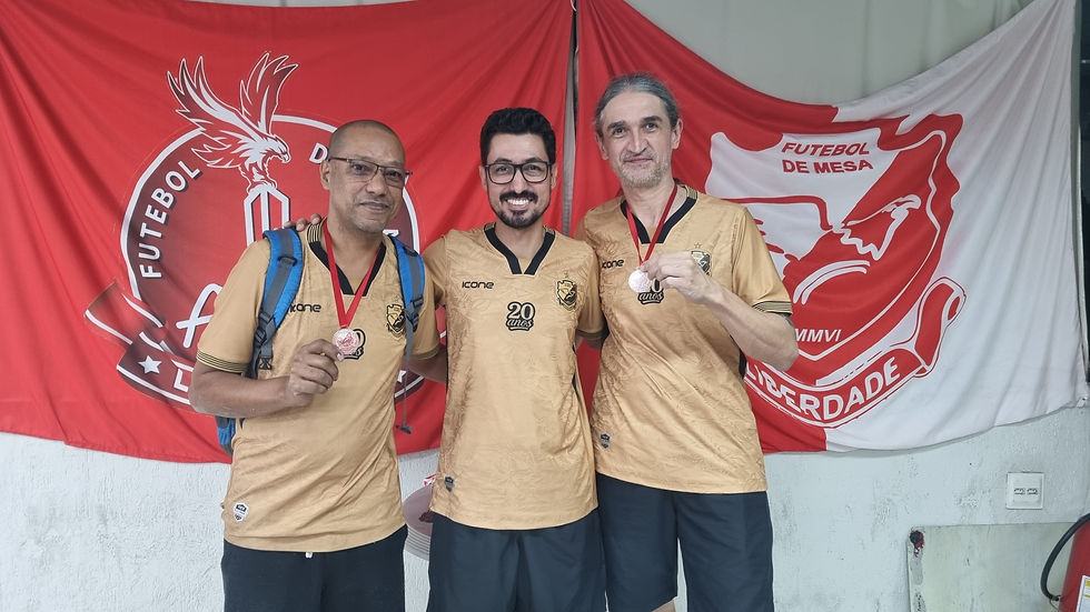 Alexandre (Cabuloso) e Rodrigo (Traiano) recebem de Daniel as medalhas de campeão e vice-campeão da série Bronze da Taça Guerreiros 2026, respectivamente.
