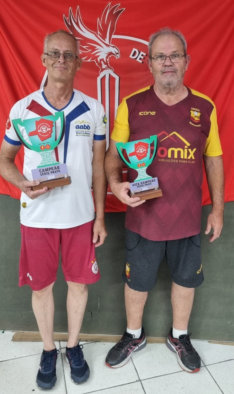 Foto de Bal, do Grêmio Mineiro/AABB, e Hélio, do União Uberaba, campeão e vice-campeão da Série Prata do XXXV Campeonato Mineiro Individual de Futebol de Mesa.