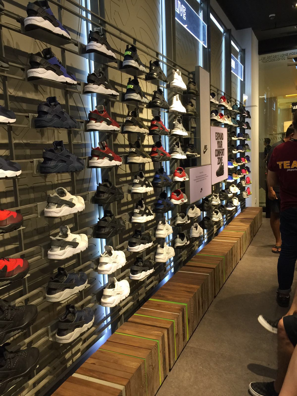 Buying the adidas Yeezy Boost 350 v2 STATIC! Much.com