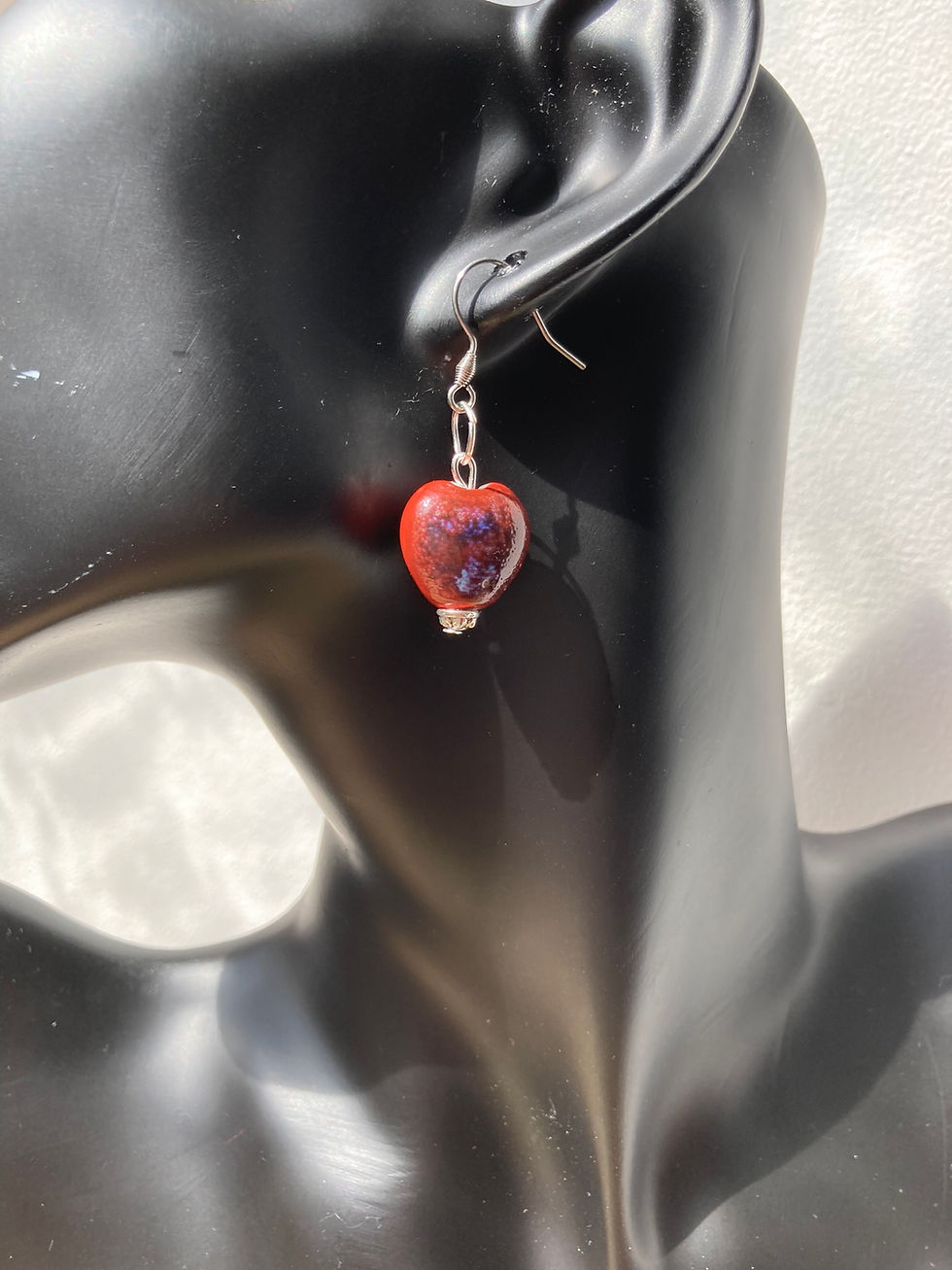 Thumbnail: Boucles d'oreilles pendantes avec perles en céramique forme cœur