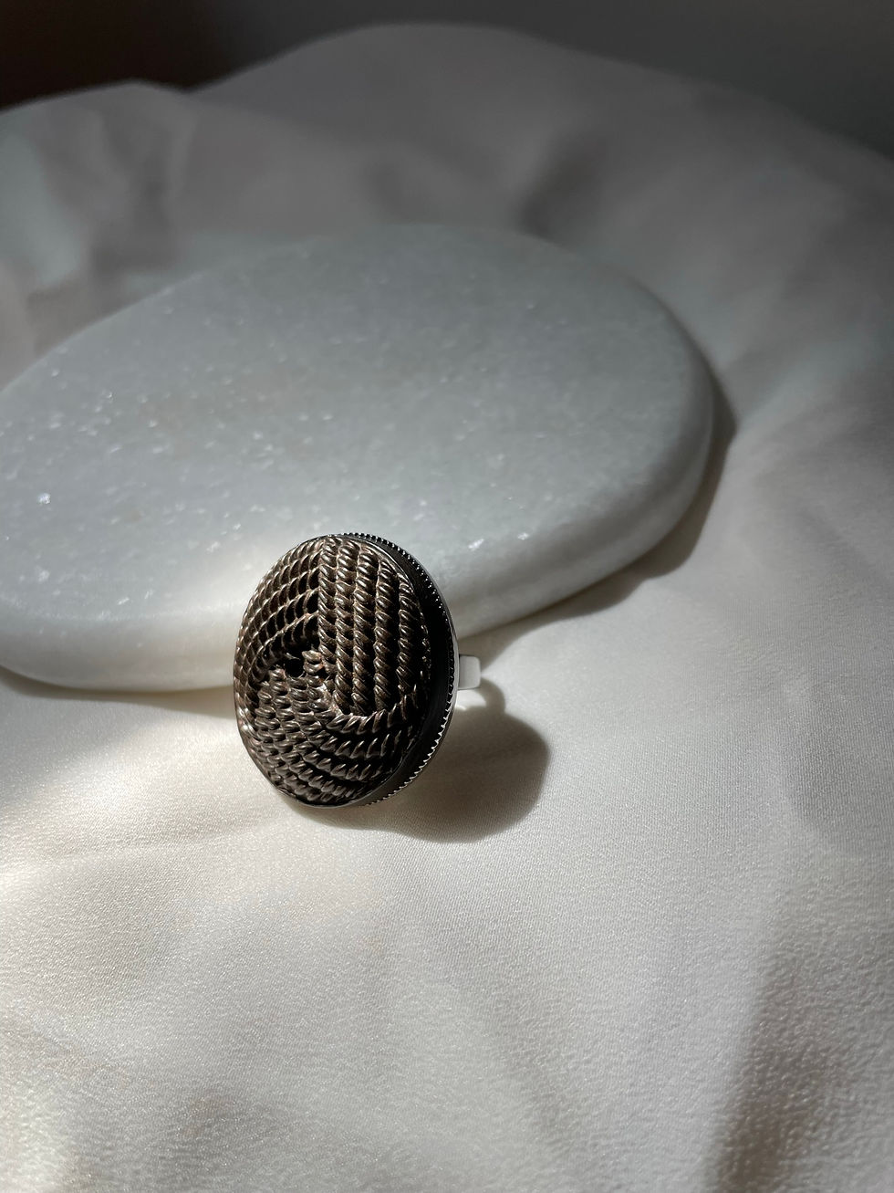 Thumbnail: Bague réglable ronde bouton fantaisie