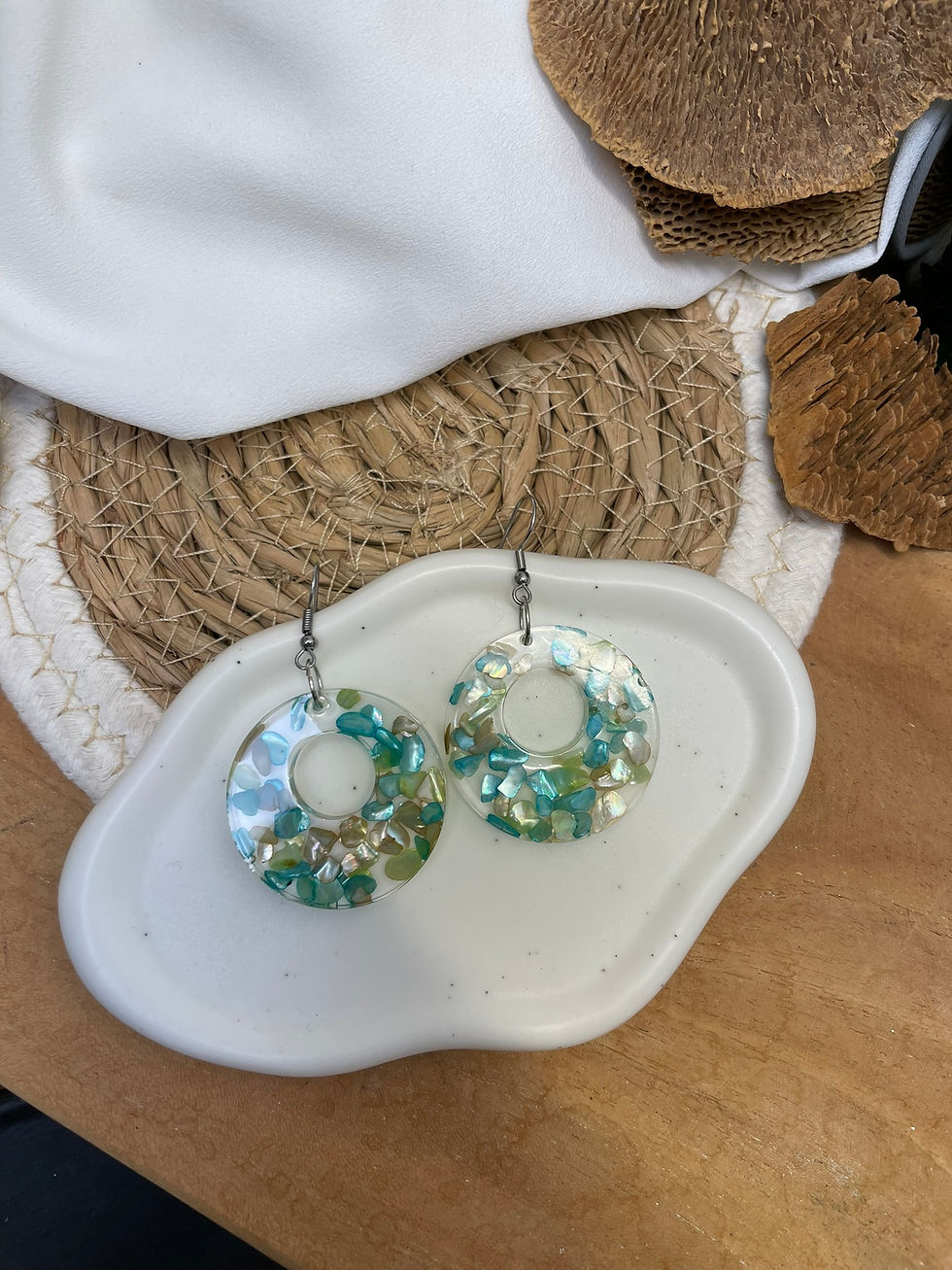 Thumbnail: Boucles d'oreilles rondes résine et pierres fines bleues