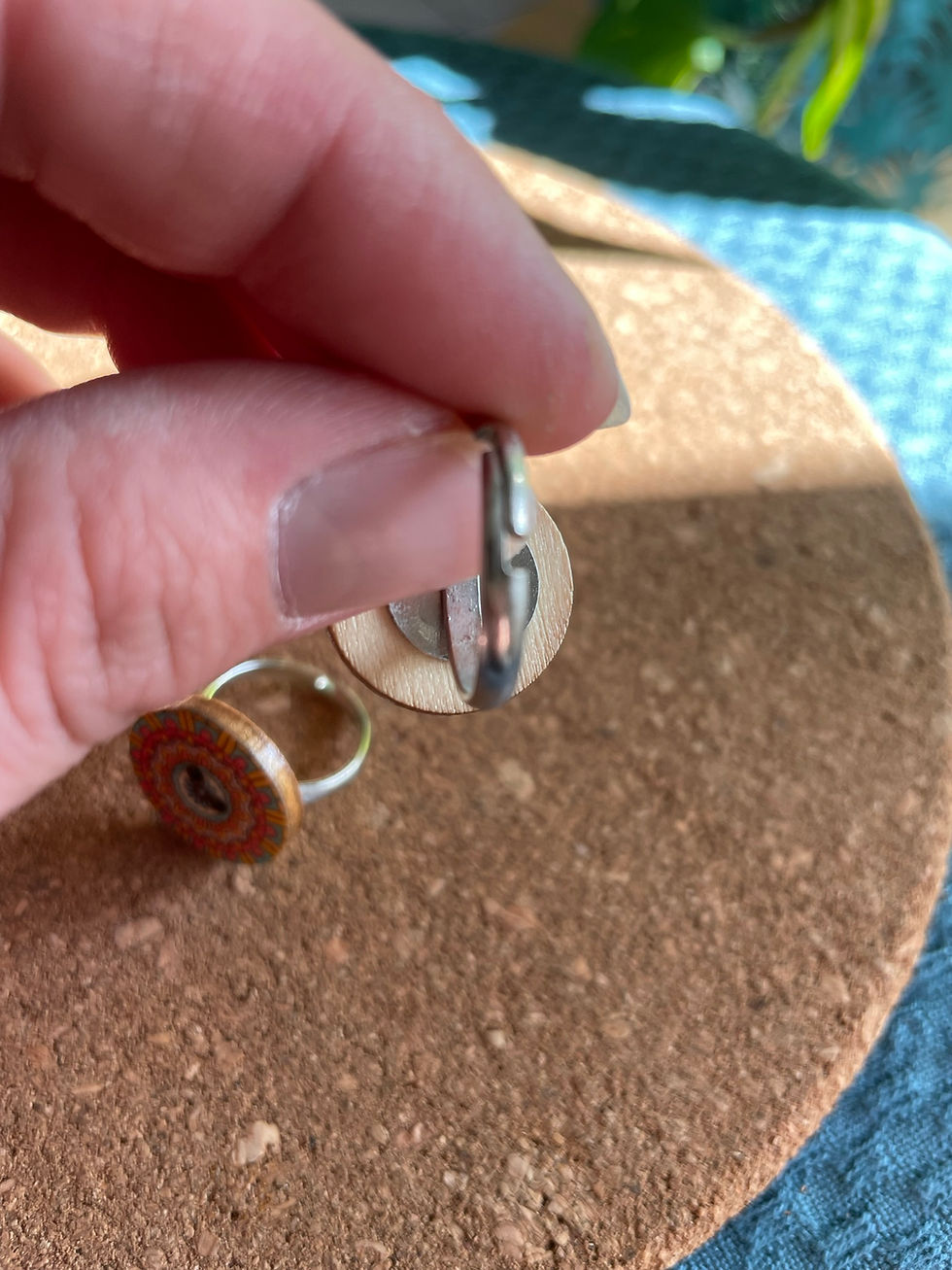 Thumbnail: Bague réglable ronde bouton bois fantaisie