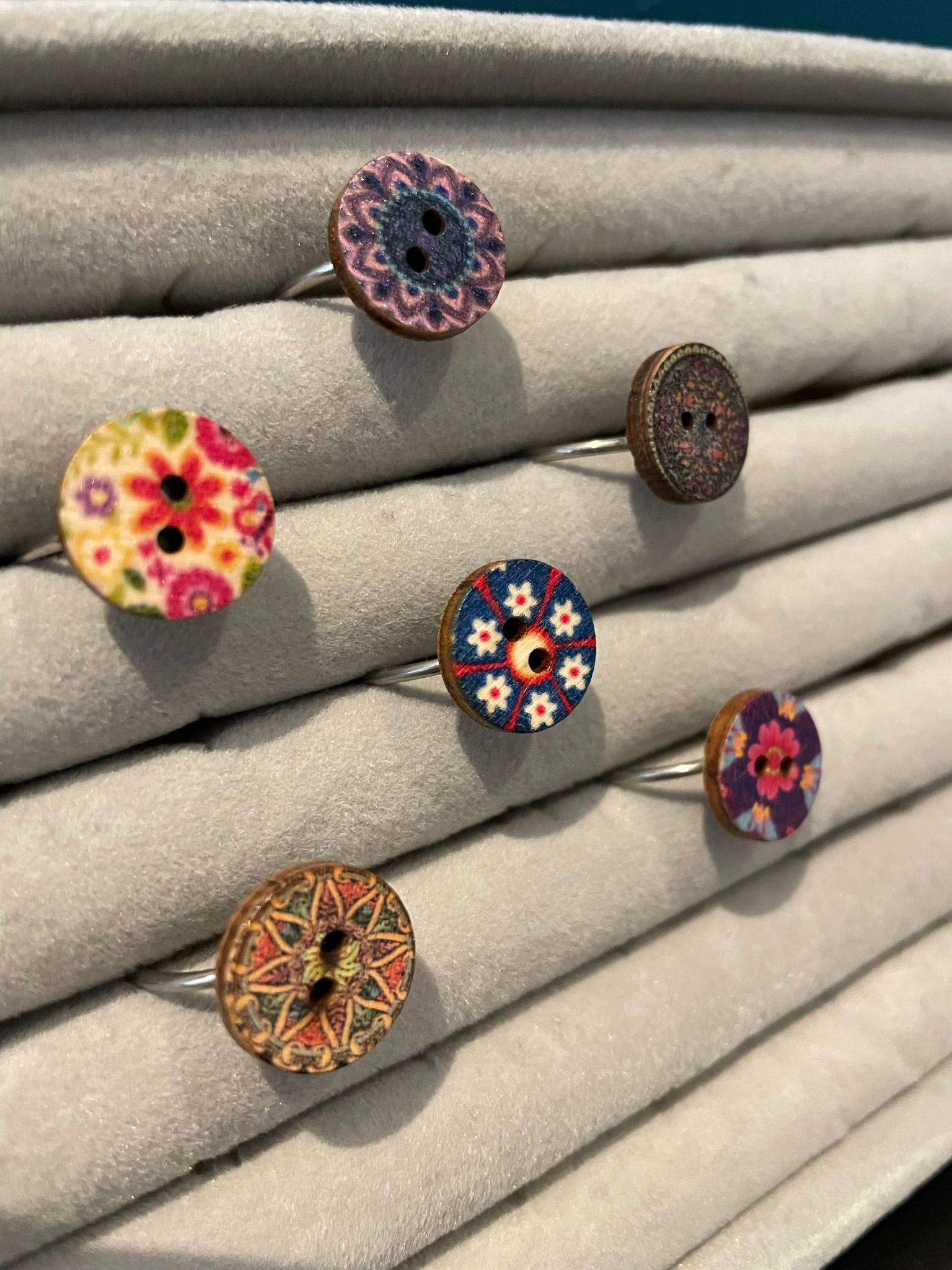 Bague réglable ronde couleur argent et bouton bois fantaisie