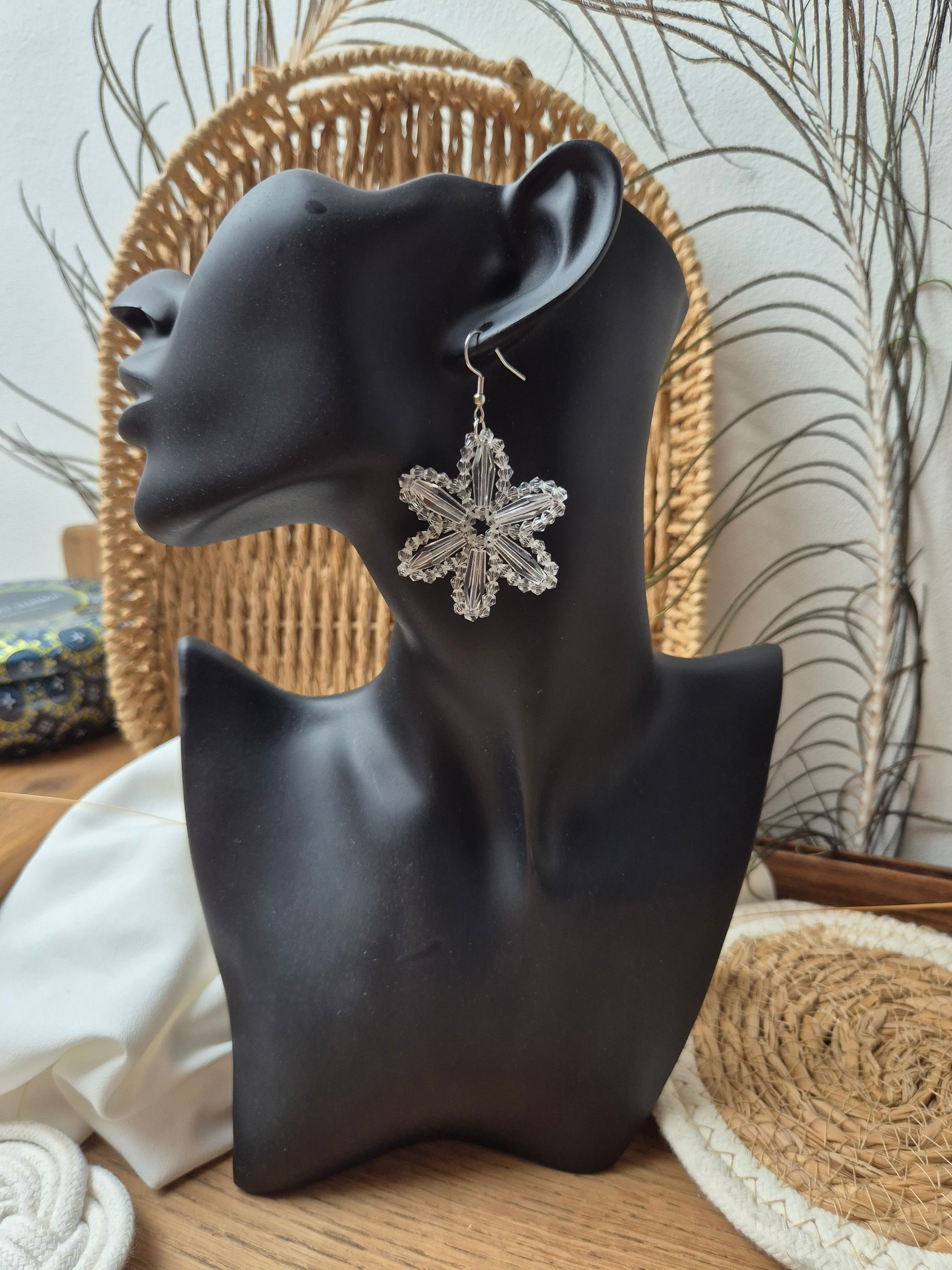Pendantes fleurs perles blanches