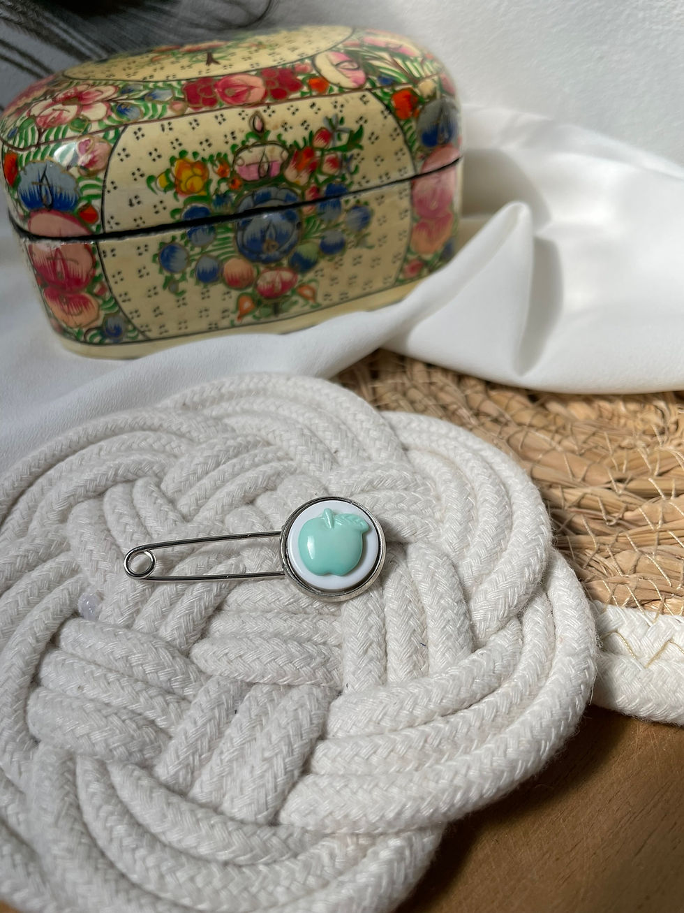 Thumbnail: Broche épingle bronze bouton POMME