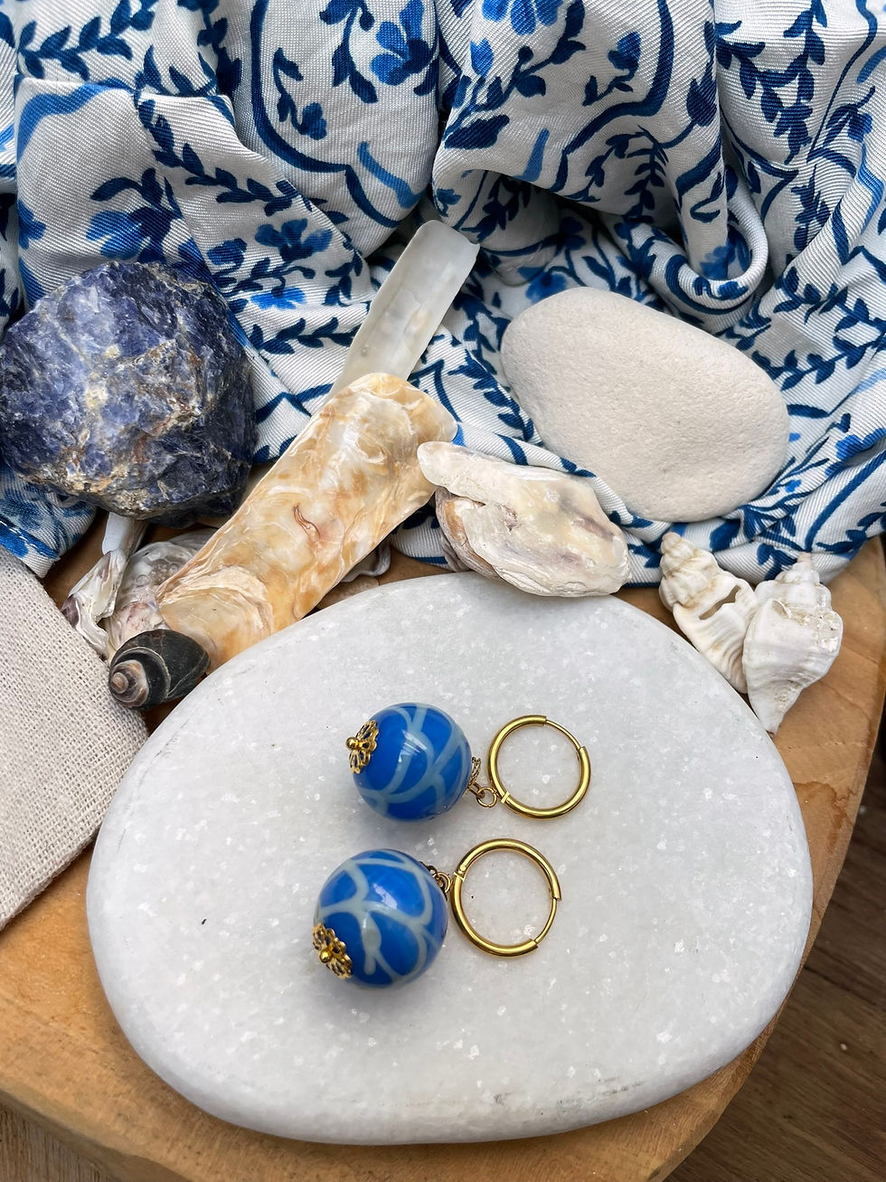 Thumbnail: Boucles d'oreilles boules bleues
