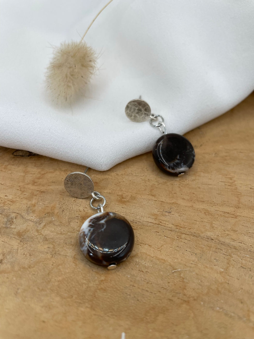 Thumbnail: Boucles d'oreilles pendantes perles rondes plates