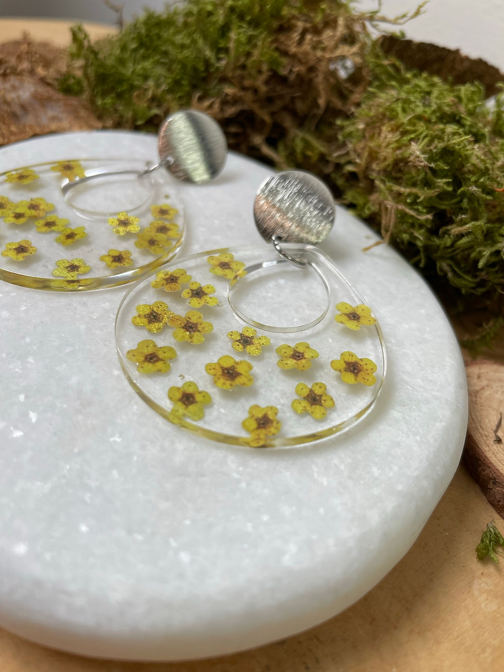 Thumbnail: Boucles d'oreilles  résine et fleurs jaune