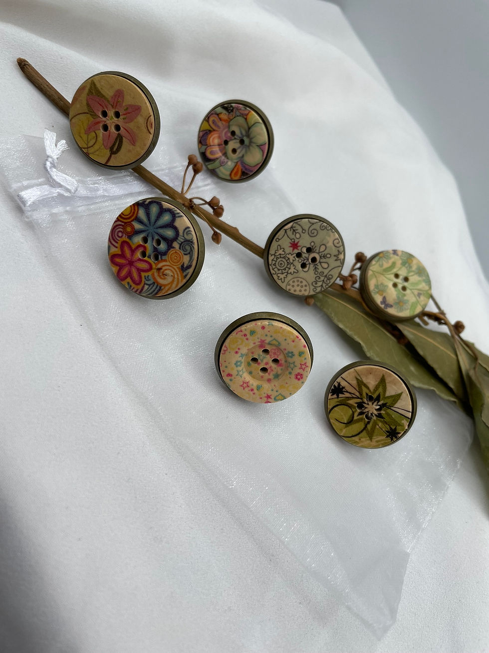 Thumbnail: Bague réglable ronde couleur bronze et bouton en bois fantaisie