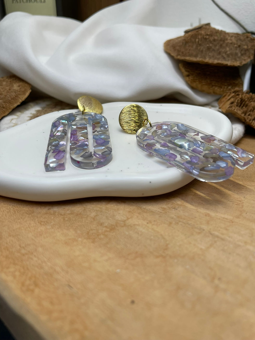 Thumbnail: Boucles d'oreilles résine et pierres fines violet
