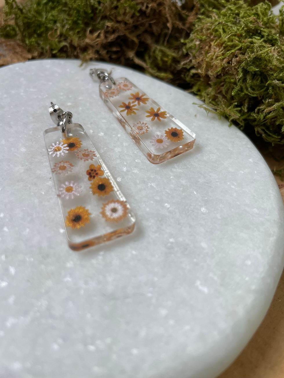 Miniature : Boucles d'oreilles  trapèze résine et fleurs jaune