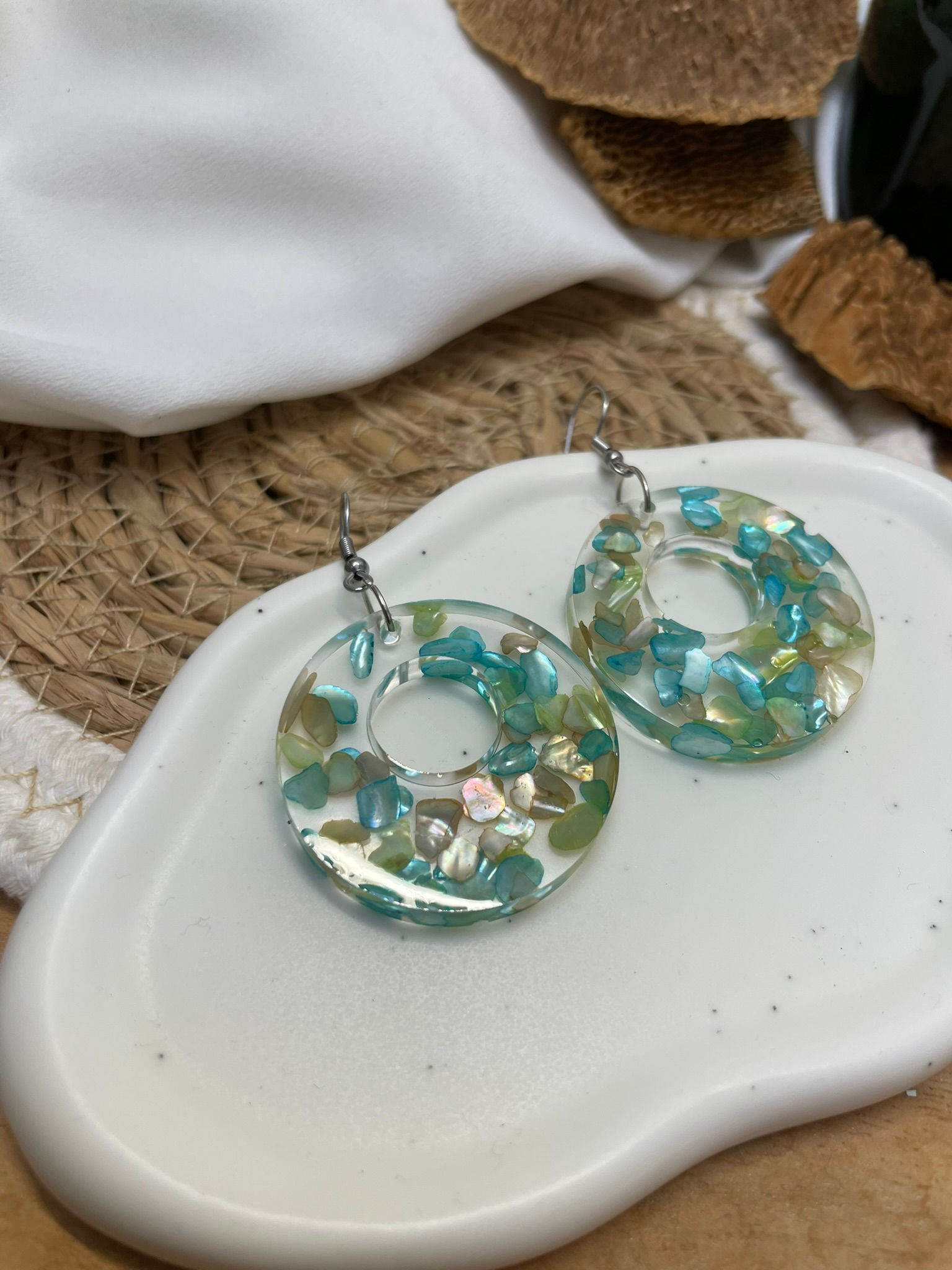 Boucles d'oreilles rondes résine et pierres fines bleues