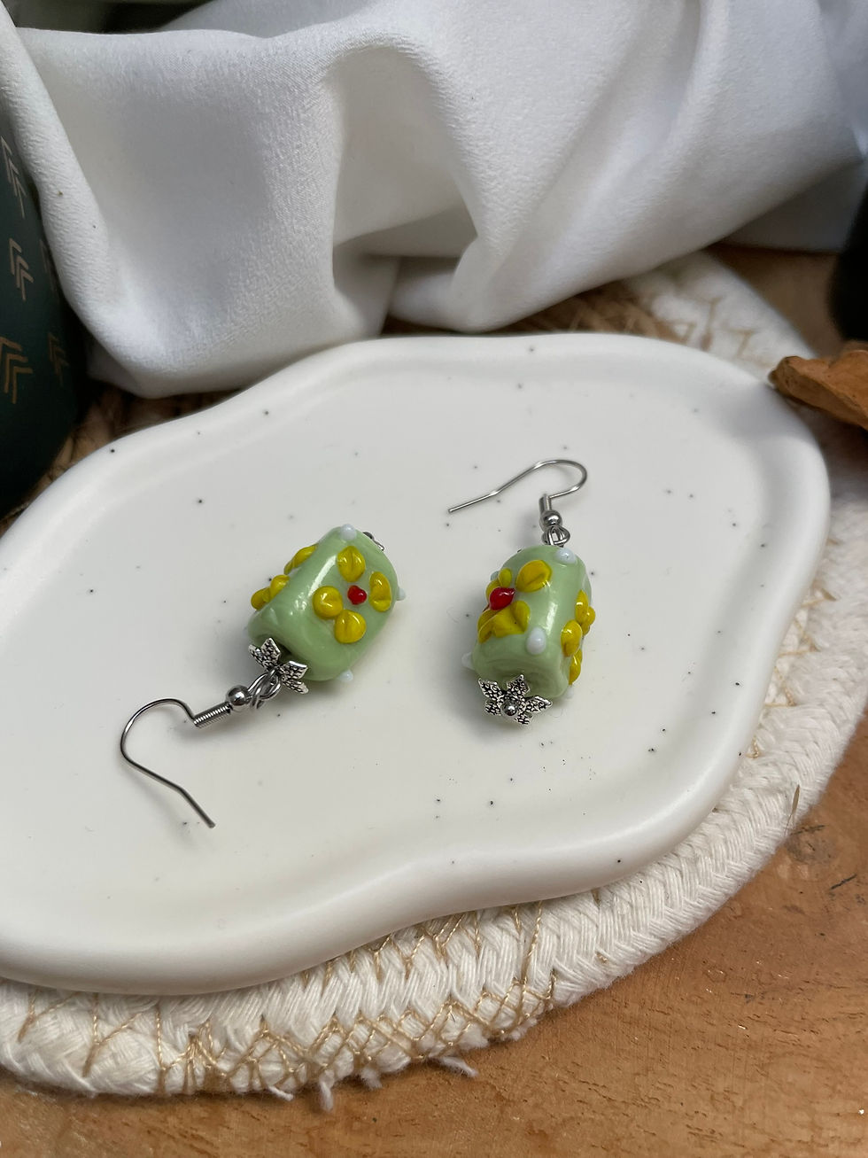 Thumbnail: Boucles d'oreilles vertes et jaunes relief