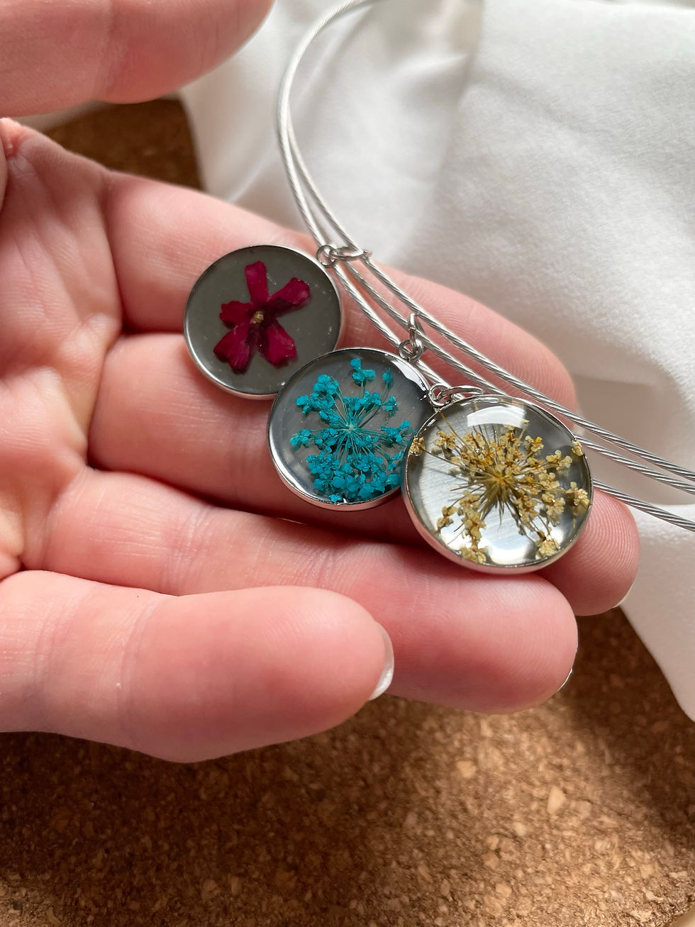 Thumbnail: Collier acier ras du cou pendentif argent fleur et résine