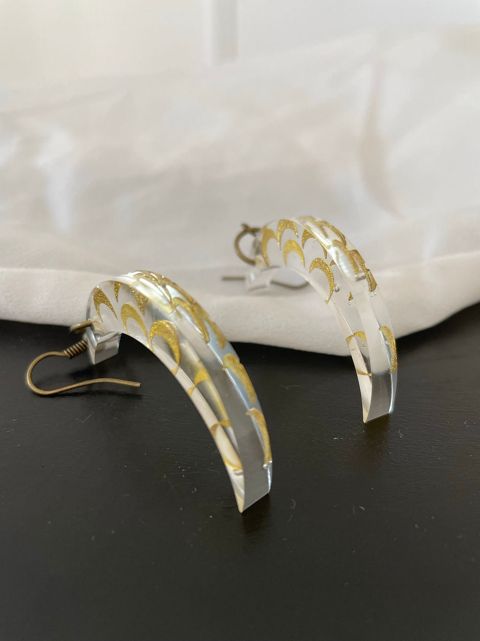 Thumbnail: Boucles d'oreilles en résine lunes