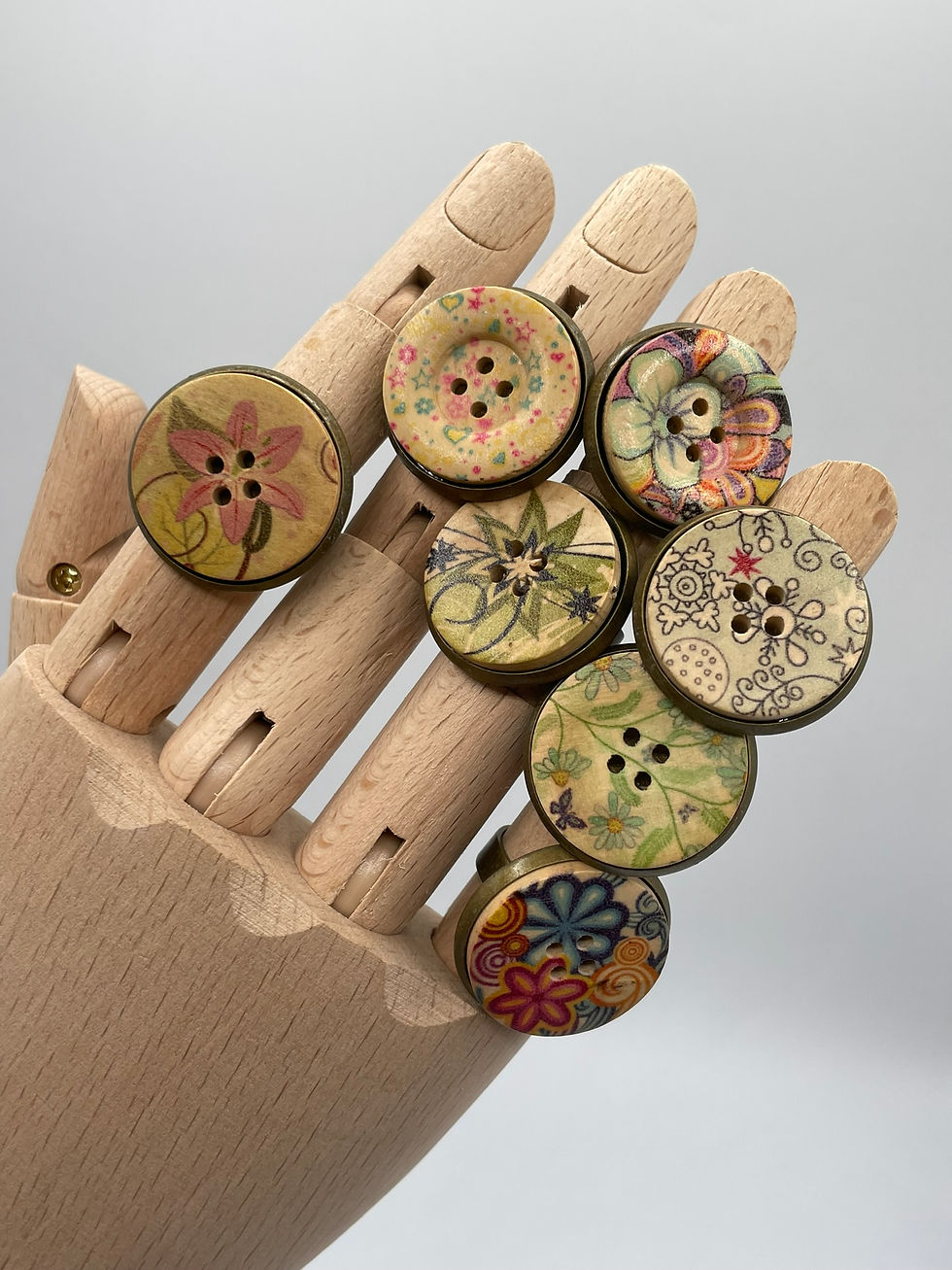 Thumbnail: Bague réglable ronde couleur bronze et bouton en bois fantaisie