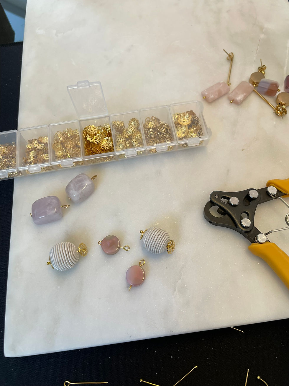 Thumbnail: Boucles d'oreilles pendantes rose parme