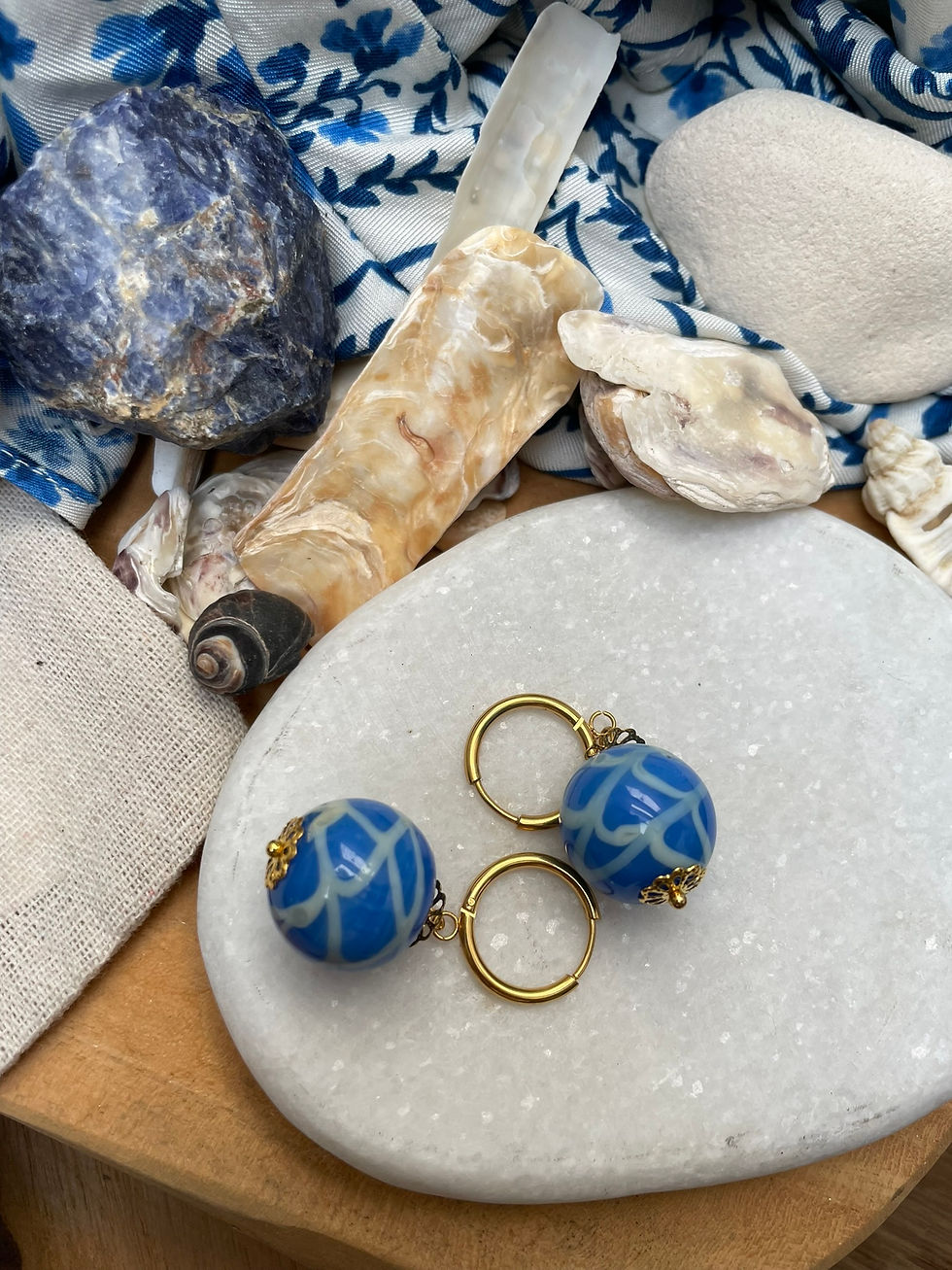 Thumbnail: Boucles d'oreilles boules bleues