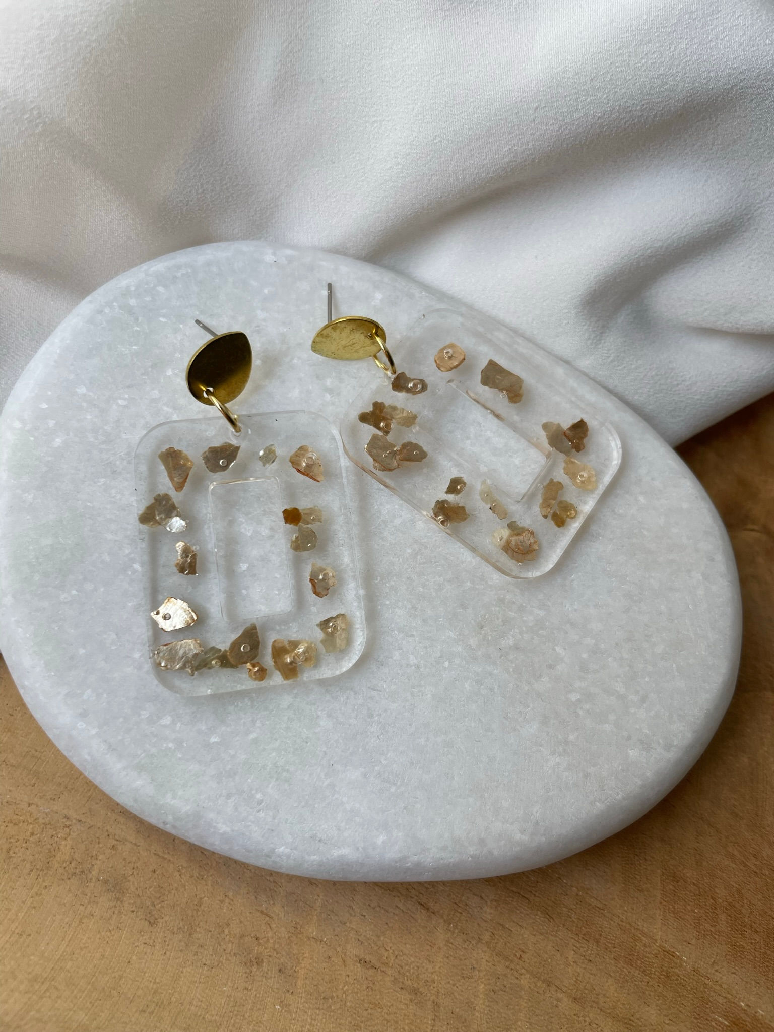 Boucles d'oreilles en résine nacre dorée