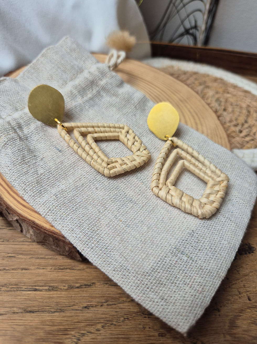 Miniature : Pendantes clous laiton et rotin