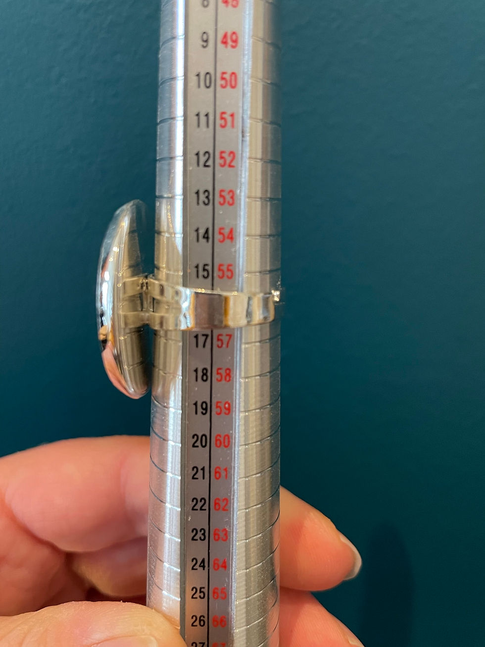 Thumbnail: Bague réglable ronde couleur argent et bouton en bois fantaisie