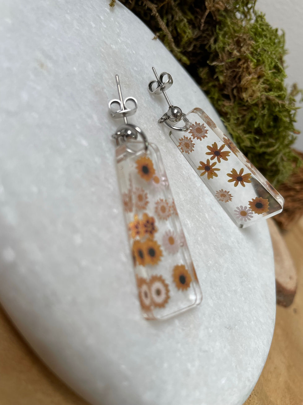 Miniature : Boucles d'oreilles  trapèze résine et fleurs jaune