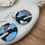 Thumbnail: Boucles d'oreilles rondes bleues blanches noires