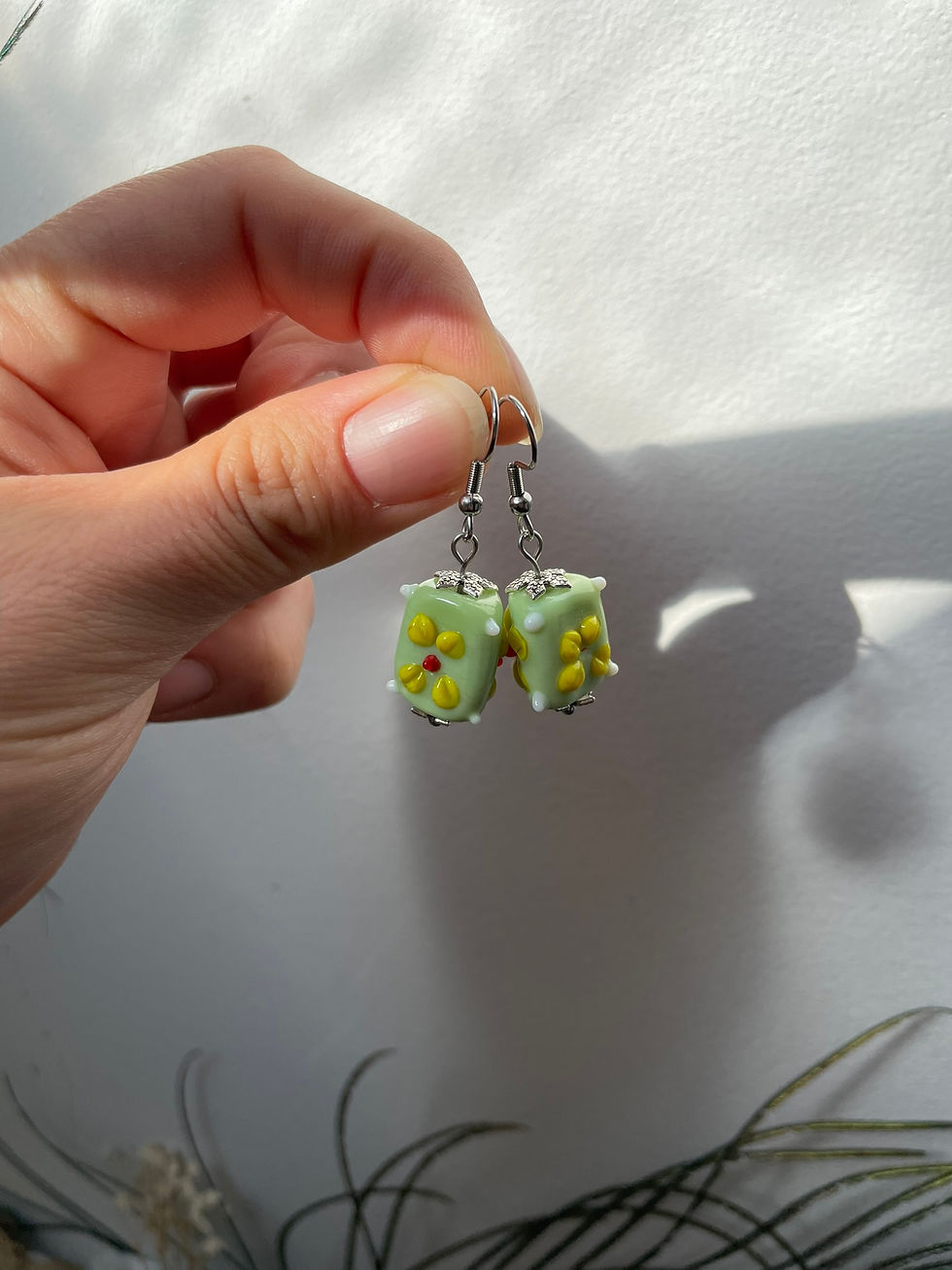 Thumbnail: Boucles d'oreilles vertes et jaunes relief